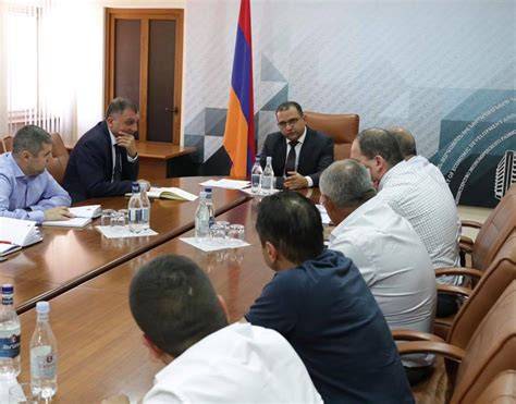 ՀՀ էկոնոմիկայի նախարարը քննարկել է ջերմոցային տնտեսությունների հետ խնդիրները և արտահանման հեռանկարները